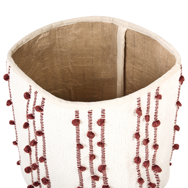 Dekorativer weißer Wäschekorb mit braunen Bommeln