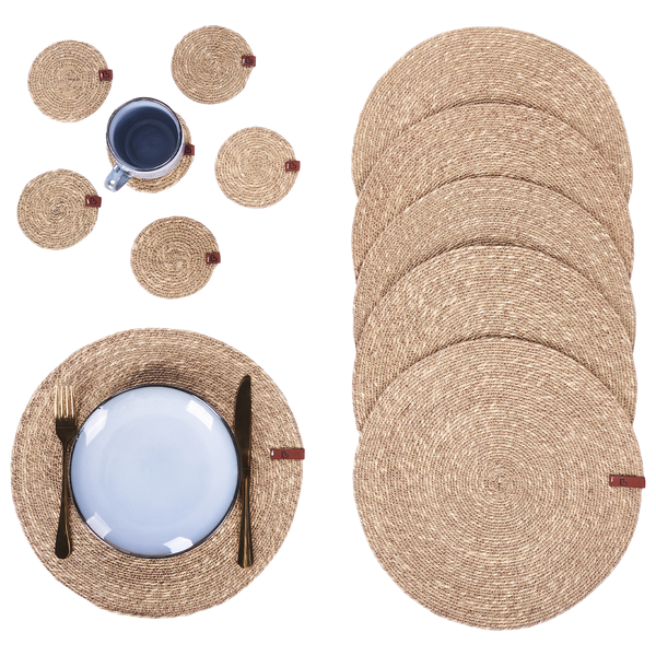 Tischdecke mit verschiedenen Motiven und Pflegehinweisen: waschbar bis 40 Grad, nicht bleichen, nicht bügeln, nicht chemisch reinigen