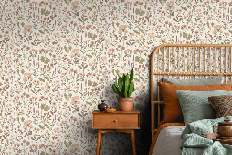 Schlafzimmer mit floraler Tapete, Rattanbett und Nachttisch