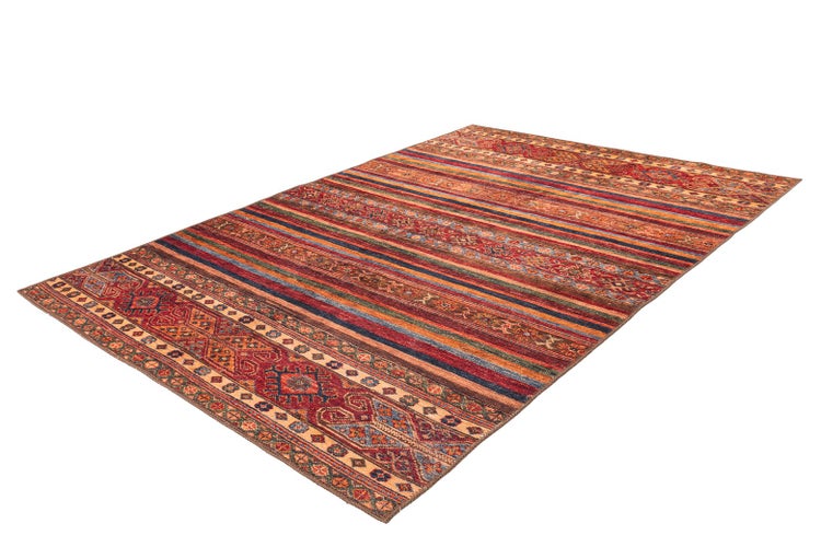 Rechteckiger Teppich mit bunten Streifen und traditionellen orientalischen Mustern.