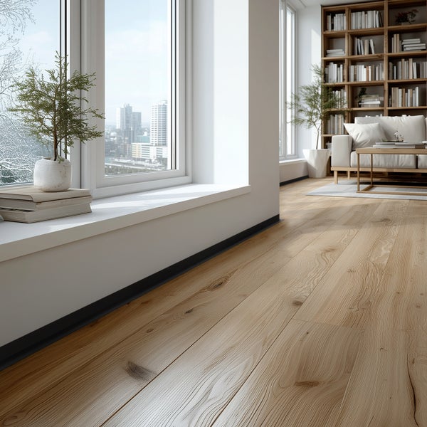 Heller Wohnraum mit Holzboden, Fensterbank mit Dekoration und Bücherregal