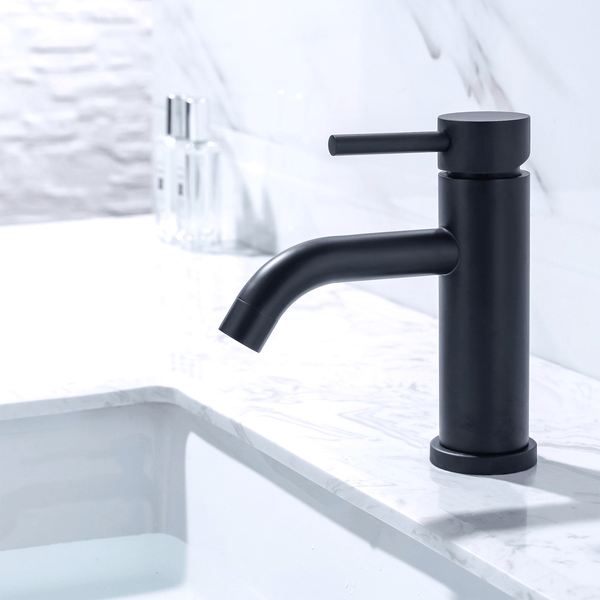 Moderne Einhebel Waschtischarmatur in mattem Design auf einer Marmorplatte im Badezimmer.