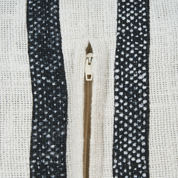 Detailaufnahme eines Kissenbezugs mit Reißverschluss und Streifenmuster