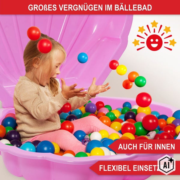 Kind spielt in einem muschelförmigen Bällebad mit vielen bunten Spielbällen für den Innenbereich.
