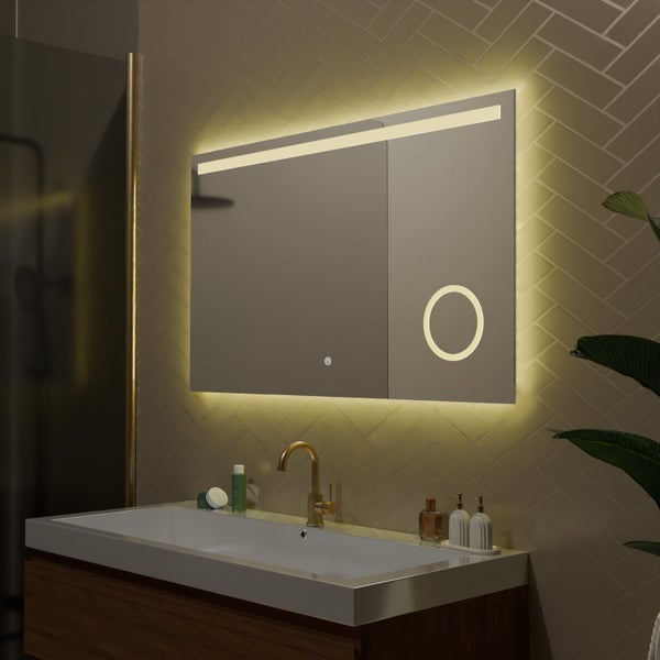 Rechteckiger Badezimmerspiegel mit LED Beleuchtung und integriertem Kosmetikspiegel über einem Waschbecken mit Armatur in einem modernen Badezimmer.
