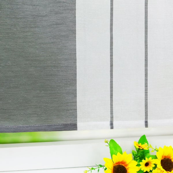 Rollo mit Streifenmuster vor einem Fenster
