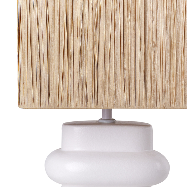 Tischleuchte mit beigem Schirm und weißem Sockel