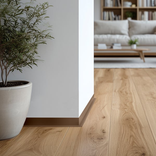 Wohnraum mit hellem Holzboden, Zierpflanze im Topf und Sofa im Hintergrund