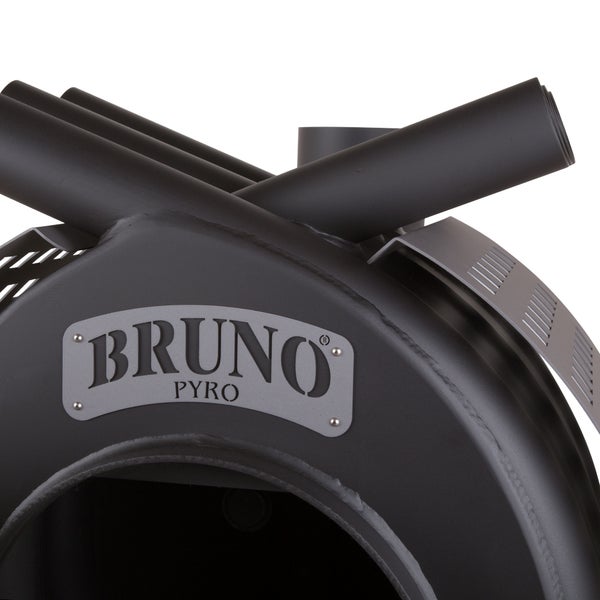 Detailansicht eines Bruno Pyro Holzofens mit Abgasrohren und Herstellerlogo