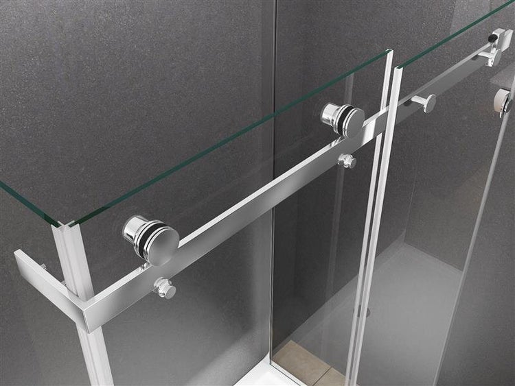 Detailansicht einer Duschkabine mit Schiebetür und Beschlägen.