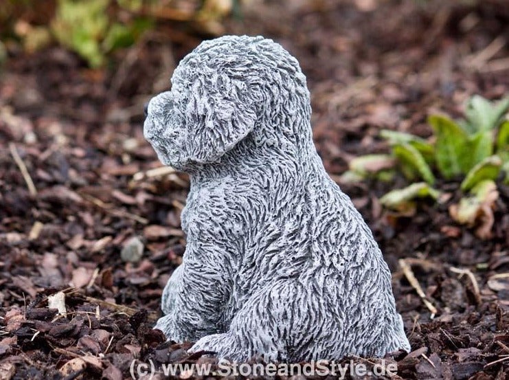 Steinfigur kleiner sitzender Hund als wetterfeste Gartenfigur aus Steinguss zur Dekoration