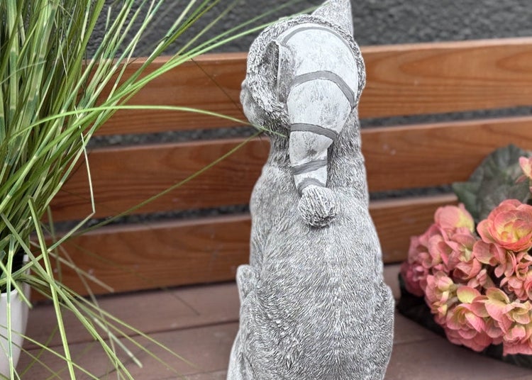 Gartenfigur Katze aus Stein mit Schlafmütze als Dekoration für den Außenbereich