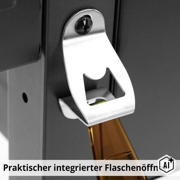 Ein integrierter Flaschenöffner aus Metall an einem Grillgehäuse.