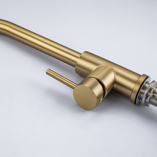 Moderne Einhebel Küchenarmatur in gebürsteter Metalloptik mit schwenkbarem Auslauf für die Spüle
