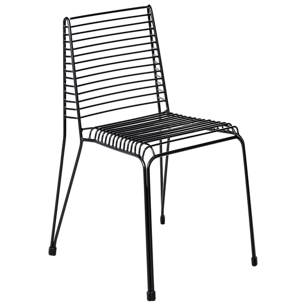 Gartenszene mit einem Tisch aus Glas und zwei Stühlen aus Metall, Geschirr und einer Lampe