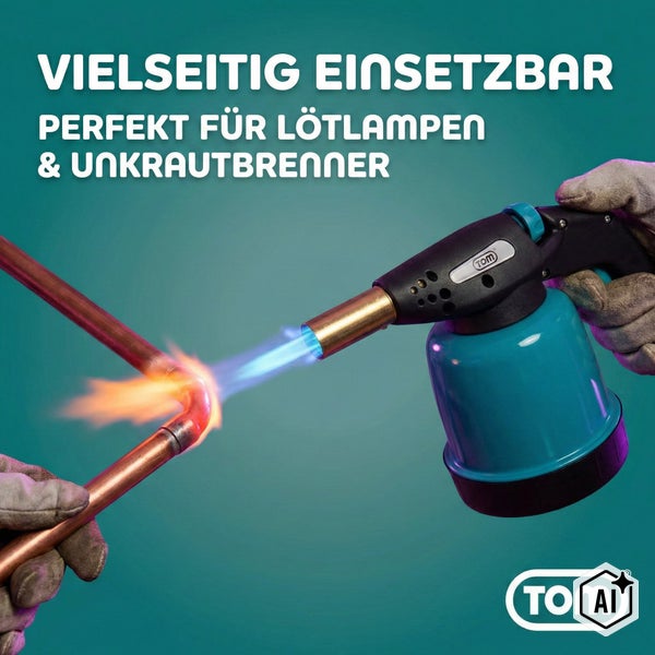 Eine Hand hält einen Tom Gasbrenner beim Löten eines Kupferrohrs mit Flamme.