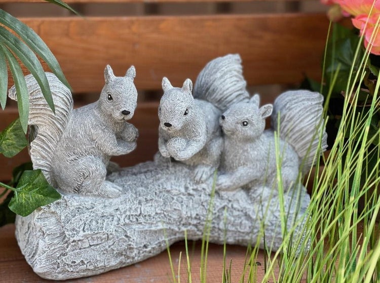 Gartenfigur aus Kunststein in Form von drei Eichhörnchen auf einem Baumstamm, Dekoration für den Außenbereich