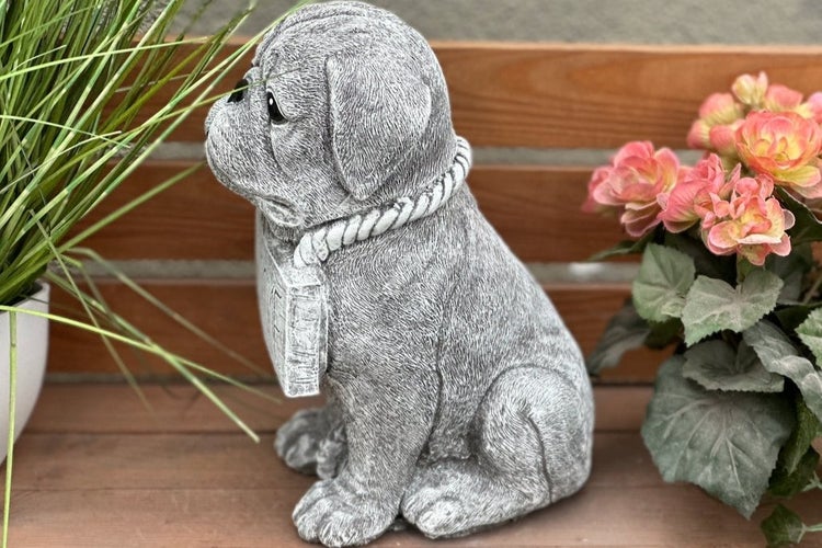 Gartenfigur Mops aus Steinguss, sitzender Hund mit Seilhalsband und Schild