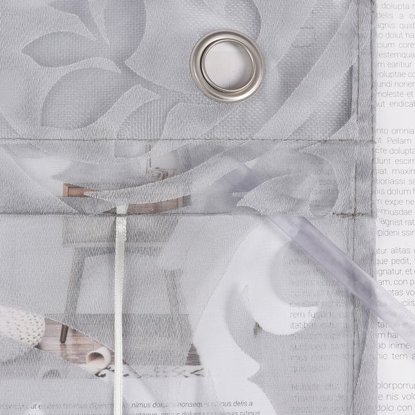 Detail einer Gardine mit Ösenaufhängung und Muster