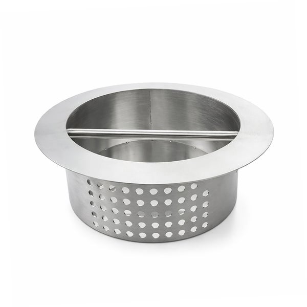 Feuerstellen-Einsatz aus Metall mit Löchern und einer Stange