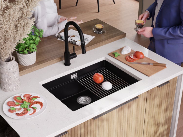 Küchenspüle mit Abtropfgitter, Armatur und vorbereiteten Zutaten für Caprese