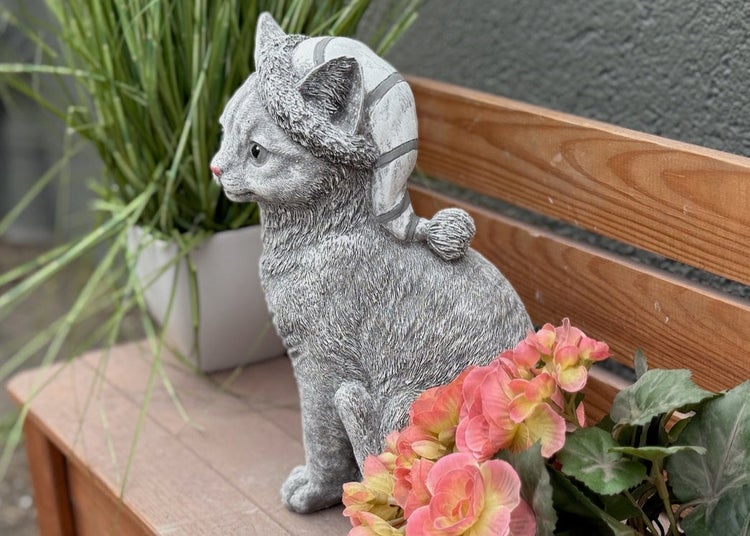 Gartenfigur Katze mit Schlafmütze aus Steinguss sitzend als dekorative Gartendeko für Terrasse oder Balkon.