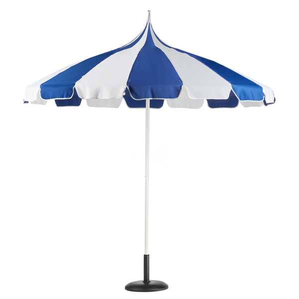 Pagodensonnenschirm mit blau-weiß gestreiftem Bezug, weißem Mast und Standfuß.