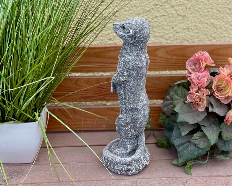 Steinfigur Erdmännchen als stehende Gartenfigur für den Außenbereich