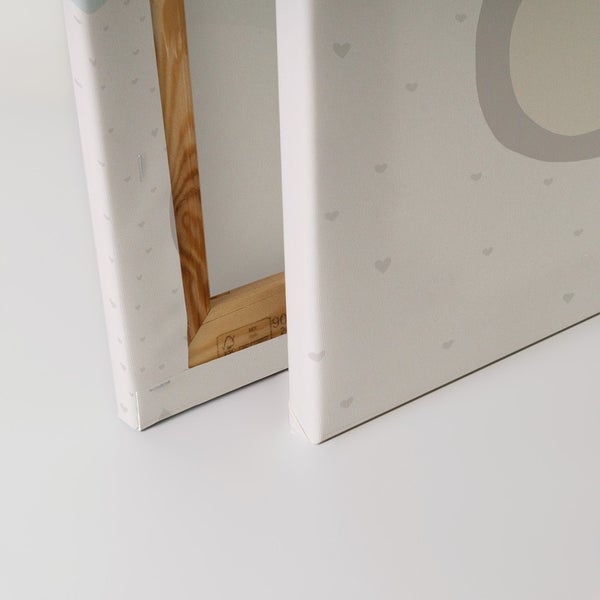 Detailansicht einer Leinwand mit Herzmuster und Holzrahmen