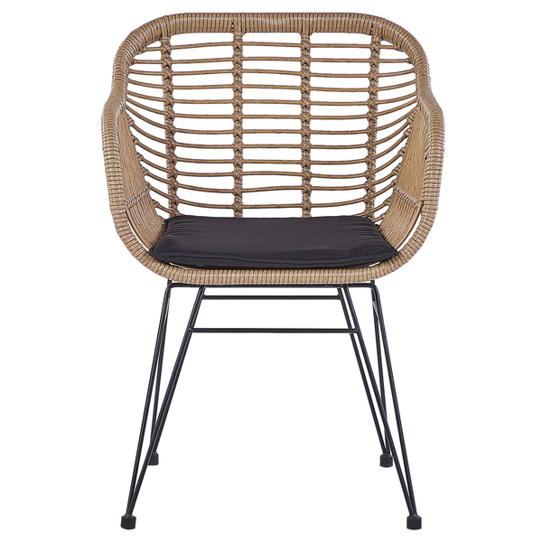 Gartenstuhl aus Rattan mit schwarzem Kissen und schwarzen Beinen