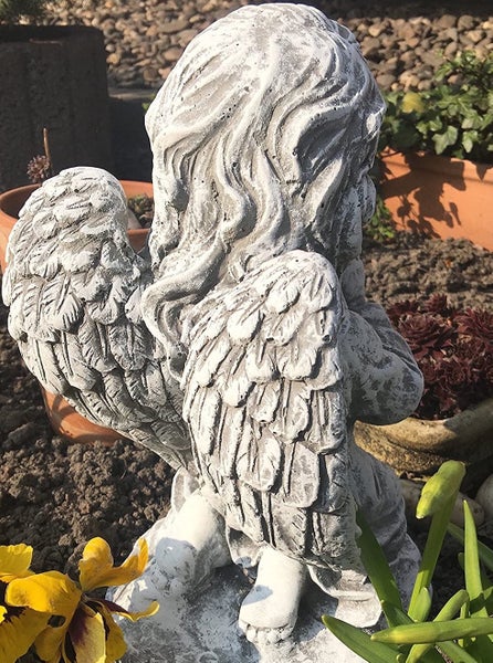 Steinfigur Engel mit Flügeln für die Gartendekoration