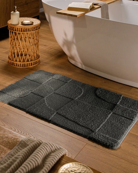 Hochflor-Teppich auf Holzboden, geeignet für Fußbodenheizung.