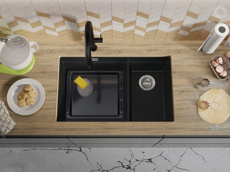 Küchenszene mit Spüle, Armatur, Backblech, Spülschwamm, Teig, Ausstecher und Zutaten