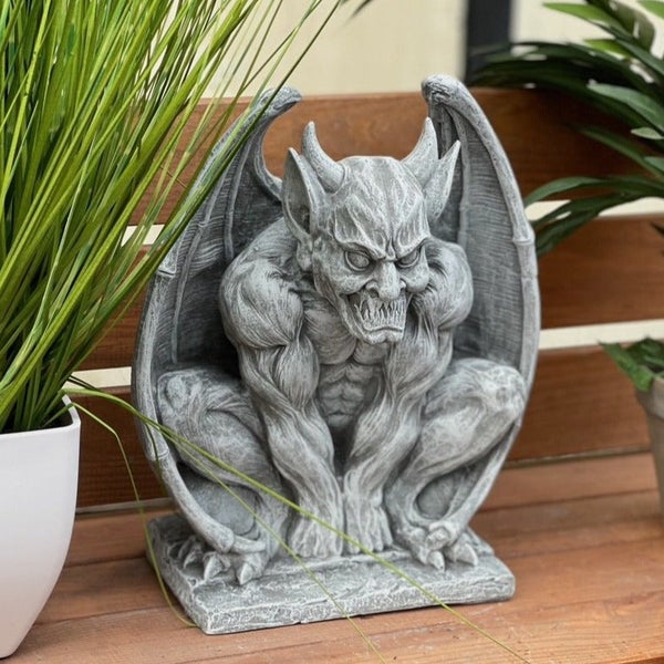 Gartenfigur Wasserspeier aus Steinoptik mit detaillierter Maske und Flügeln als dekorative Statue für den Außenbereich