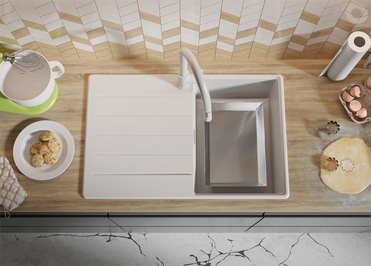 Küchenspüle mit Armatur auf einer Küchentheke mit Backutensilien