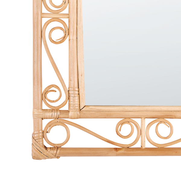 Detailansicht eines rechteckigen Spiegels mit Rahmen aus Rattan