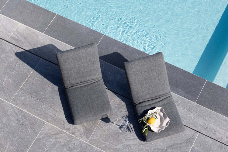 Trond Sonnenliege mit Gartenkissen schwarz. 40 X 80 X 5 cm
