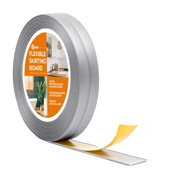 Eine Rolle selbstklebende flexible Sockelleiste von Quest Profile mit Schutzfolie zur einfachen Wandmontage.