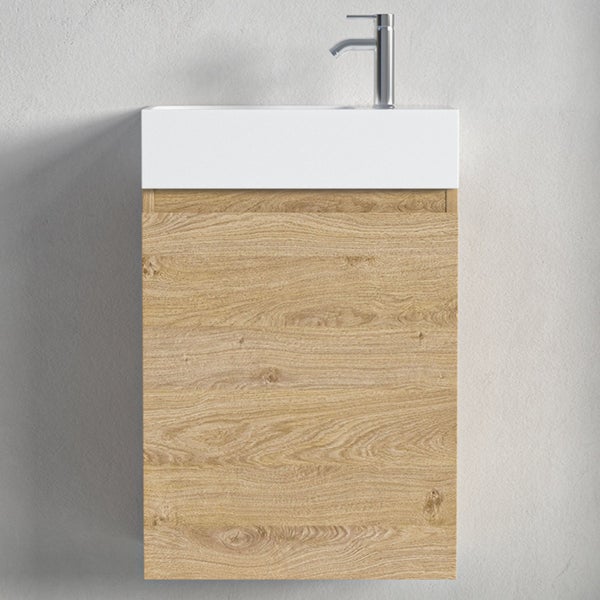 Hängender Waschbeckenunterschrank mit Waschbecken und Wasserhahn in Eichenholzoptik