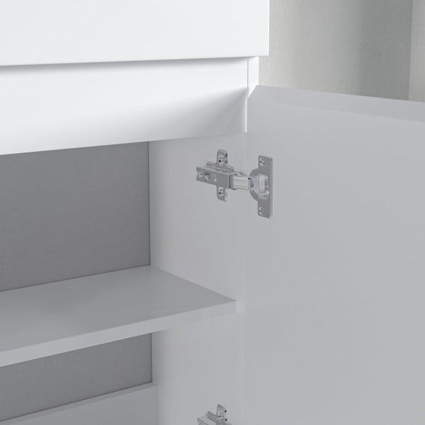 Detailansicht eines Schranktürscharniers aus Metall an einem geöffneten Badezimmerschrank.