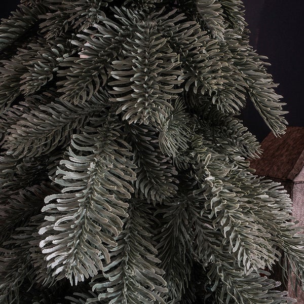 Nahaufnahme eines künstlichen Weihnachtsbaums mit detailgetreuen Nadeln