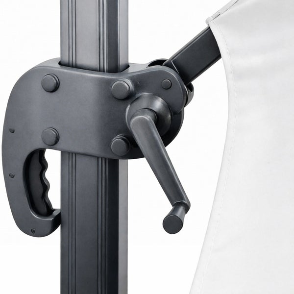 Kurbelmechanismus und Griff eines Ampelschirms am Aluminiummast