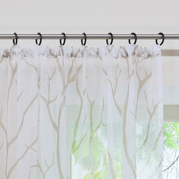 Gardine mit Baumdesign an Gardinenstange mit Ringen