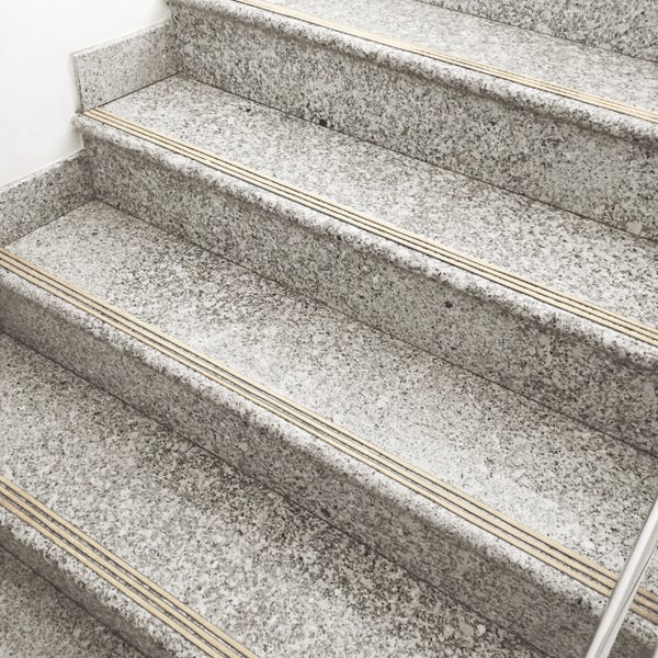 Treppe mit Treppenstufen aus Stein und Anti-Rutsch-Streifen
