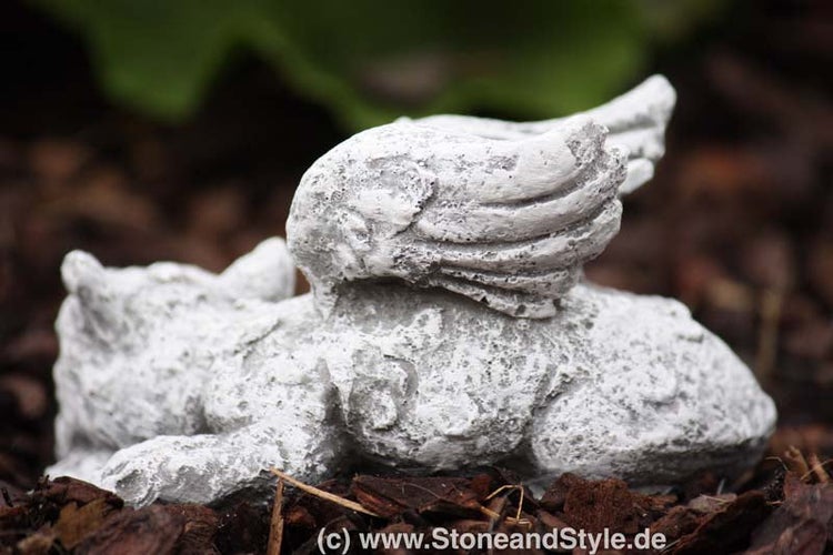 Kleine Engelsfigur aus Steinguss für die Gartendekoration als liegender Engel mit Flügeln.