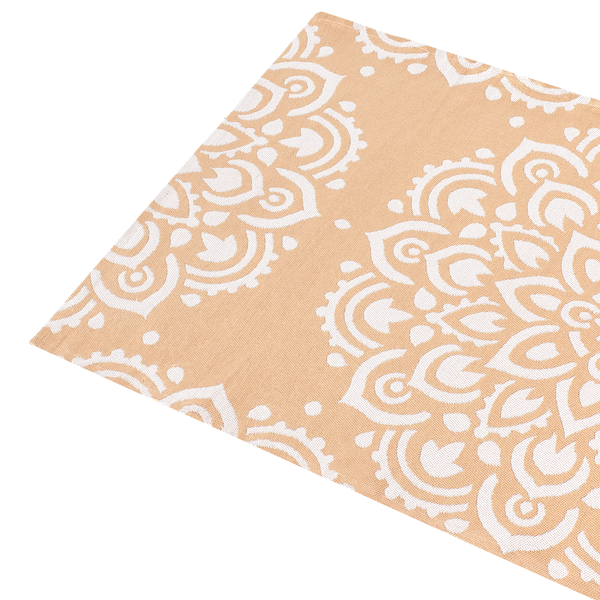 Stoffserviette mit floralem Ornamentmuster und Mandalas.