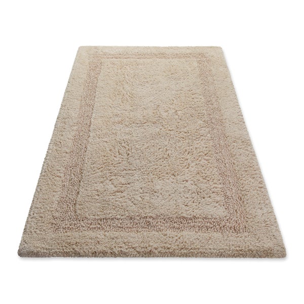 Rechteckige Badematte in Beige mit weicher Textur und umlaufender Bordüre.