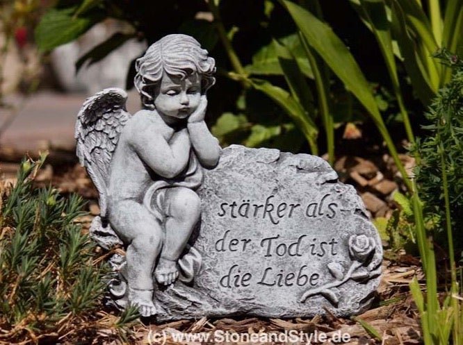 Grabschmuck Engel Figur aus Stein mit Inschrift stärker als der Tod ist die Liebe für die Grabgestaltung