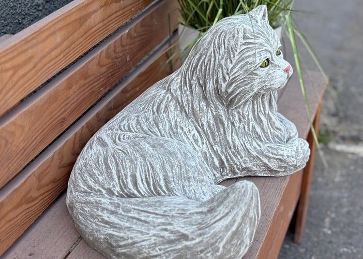 Dekorative Katzenfigur aus Stein für den Garten in sitzender Haltung