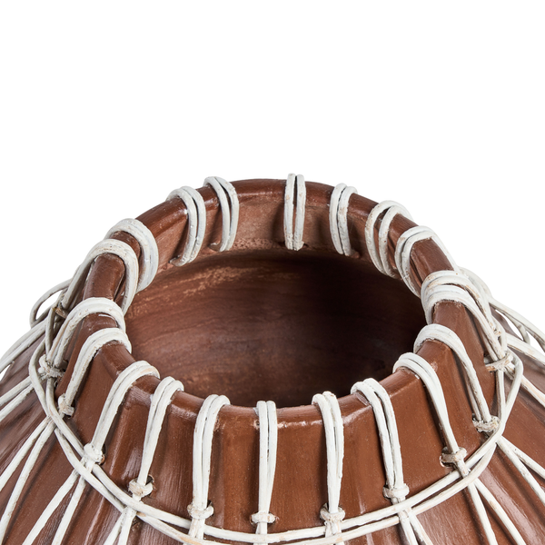 Detailansicht des oberen Teils einer Tontopf Vase mit dekorativer Kordelumwicklung.